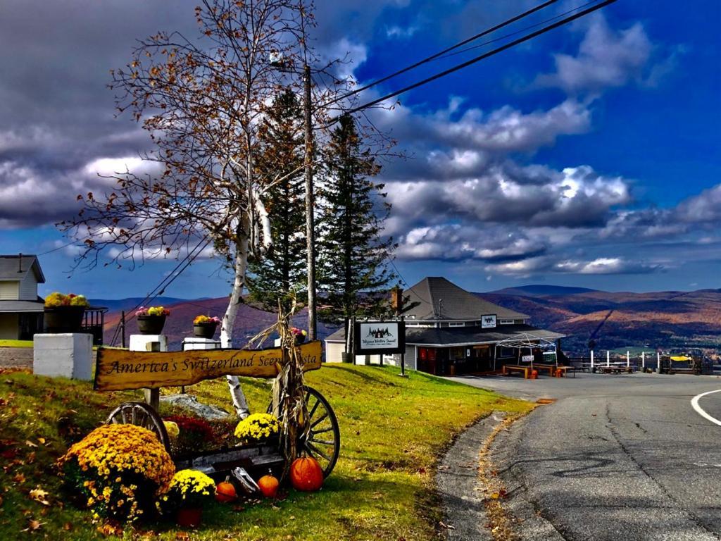 The Lodge @ America'S Switzerland North Adams Exterior photo