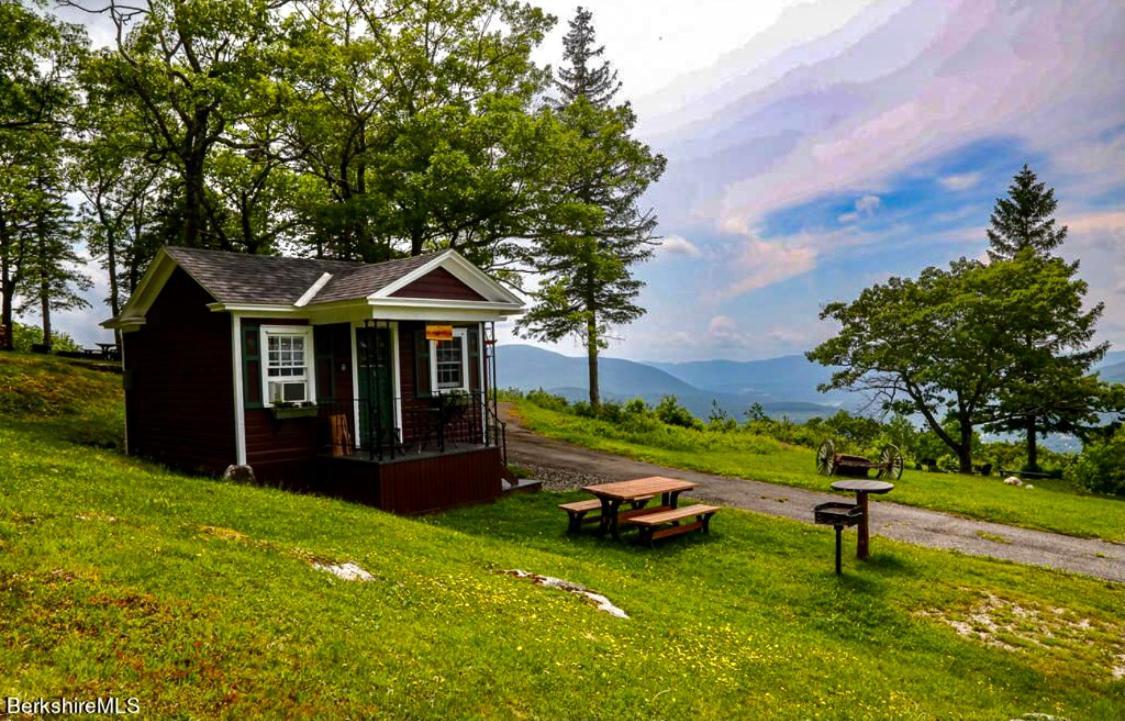 The Lodge @ America'S Switzerland North Adams Exterior photo